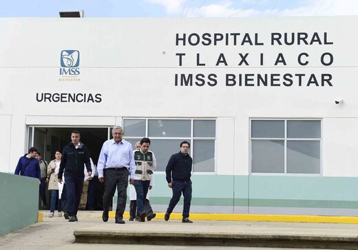 CIUDAD DE TLAXIACO, OAXACA, 20MARZO2020.- El presidente de los Estados Unidos Mexicanos, Andrés Manuel López Obrador en la Inauguración del Hospital Rural Tlaxiaco IMSS Bienestar en la Heroica Ciudad de Tlaxiaco, Oaxaca. Lo acompañan Alejandro Ismael Murat Hinojosa, Gobernador Constitucional del Estado de Oaxaca; Doctor Marco Antonio Martínez Castellanos, Director del Hospital Rural Tlaxiaco y Zoé Alejandro Robledo Aburto, Director General del Instituto Mexicano del Seguro Social.
FOTO: PRESIDENCIA/CUARTOSCURO.COM