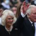 Una multitud recibe al rey Carlos III a su llegada al Palacio de Buckingham