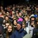 Miles de personas hacen cola toda la noche para despedirse de Isabel II en Edimburgo
