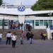 Van por tercera consulta salarial a los empleados de VW; empresa no aumenta su propuesta