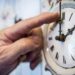 Hoy atrasamos por última vez una hora el reloj