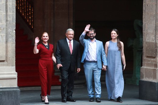 Mexico's President Andres Manuel Lopez Obrador with his wife Beatriz Gutierrez Muller and Chilean President Gabriel Boric with his partner Irina Karamanos wave outside of the National Palace in Mexico City, Mexico, November 23, 2022. REUTERS/Henry Romero