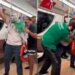 ¡Lucharán de dos a tres caídas! Mexicanos hacen ‘función de lucha libre’ en metro de Qatar
