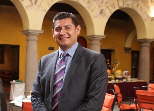 Puebla, Pue. 29-10-2012.
Alejandro Armenta y Enrique Dóger diputado federal, ambos pertenecientes al Patido Revolucionario Institucional, durante una reunión en un restaurant del centro histórico.
Foto.-Pablo Spencer/esimagen.com.mx