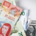 Peso extiende ganancia y mercados celebran descenso de inflación en EU
