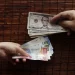 El peso mexicano registró su mejor precio frente al dólar desde 2020: menos de $19 por unidad