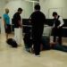 Poblano se clava tijera en el cuello en pleno aeropuerto de Cancún