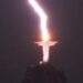 Un rayo impacta en el monumento del Cristo Redentor en Río de Janeiro