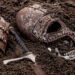 Un hombre encuentra en el patio de su casa una tumba vikinga con armas
