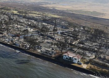 Una sola ‘casa milagrosa’ sobrevive el fuego en la antigua capital de Hawái destruida por los incendios