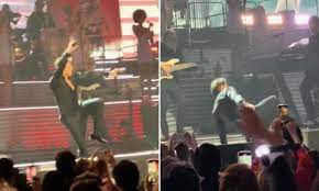 Luis Miguel sufre caída en concierto