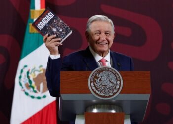 Presidente dedica clase de historia a José María Morelos y Pavón; Sentimientos de la Nación, tratado vigente de humanismo, afirma