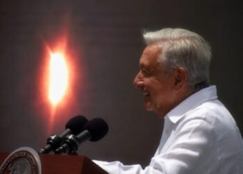 Presidente atestigua eclipse solar total en Mazatlán; “es un privilegio vivir para contarlo”, asegura