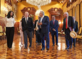 Presidente recibe en Palacio Nacional a representantes de la NASA; acuerdan cooperación