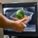 Los expertos explican qué tan malo es calentar la comida en el microondas
