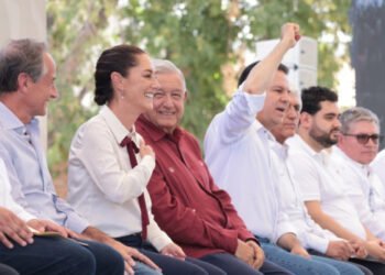 Gobierno de primera presidenta de México marca una nueva etapa: presidente; constata avances de Agua Saludable para La Laguna