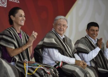Presidente inaugura camino artesanal en Oaxaca; Programa de Caminos de Mano de Obra registra avance de 90 por ciento