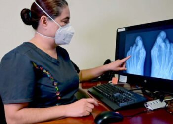 Dolor o inflamación articular constante pueden ser síntomas de artritis reumatoide