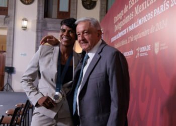 Presidente entrega apoyos a participantes de Juegos Olímpicos y Paralímpicos París 2024; deporte avanzó en la 4T