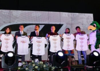 Presenta INPODE playera y medalla del “Maratón Puebla 2024”