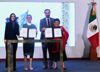 Presidenta Claudia Sheinbaum firma decreto que devuelve CFE y Pemex al pueblo de México como empresas públicas del Estado