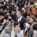 Localidad afectada por la DANA arremete con palos y fango contra los reyes de España y Pedro Sánchez