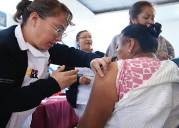 Convoca Salud a vacunarse contra Influenza y COVID-19 en esta temporada invernal