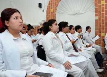Consolida Universidad de la Salud formación práctica para las y los futuros médicos