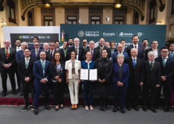 Presidenta Claudia Sheinbaum firma acuerdo histórico con gasolineros para establecer un precio máximo de 24 pesos para la gasolina magna