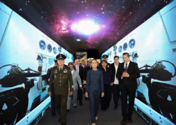 Inaugura presidenta Feria Aeroespacial México 2025 para impulsar el intercambio comercial, la inversión extranjera y la generación de empleo