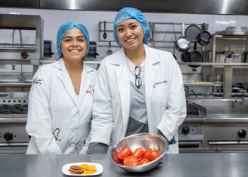 Talentos IBERO Puebla aprovechan excedente de jitomate para innovar en la industria alimentaria