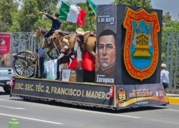 Con gran participación Desfile Cívico Militar en Puebla