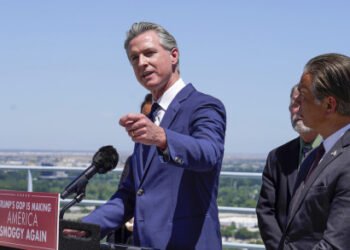Gobernador de California ‘pone nuevos palos en las ruedas’ de Trump con una “moción de emergencia”