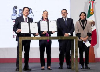 Presidenta firma decretos que mejoran las condiciones laborales del magisterio: Se facilita la movilidad y se reduce la edad de jubilación