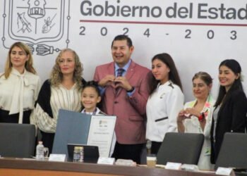 Gobierno estatal reconoce a jóvenes poblanos por su excelencia deportiva y científica