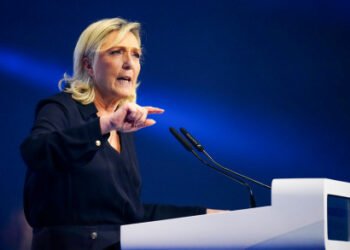 “Fiasco” y “rendición”: Le Pen destroza a Von der Leyen por el acuerdo comercial con EE.UU.