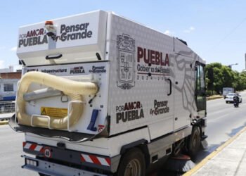 Con barredoras mecánicas Gobierno Estatal atiende siete vialidades principales en Puebla Capital