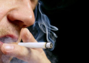 Cóctel peligroso: combinar cigarrillos con este hábito aumenta el riesgo de cáncer en un 624% en un lapso de 5 años