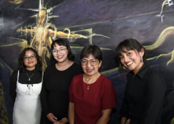 Estudiantes de Artes realizan mural en la Facultad de Psicología por sus 60 años