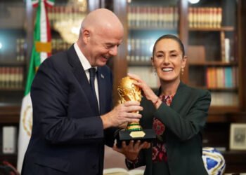 Claudia Sheinbaum recibió en Palacio a Gianni Infantino con la Copa del Mundial 2026