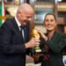 Claudia Sheinbaum recibió en Palacio a Gianni Infantino con la Copa del Mundial 2026