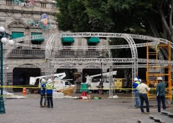 Instala Gobierno de la Ciudad adornos conmemorativos a las Fiestas Patrias