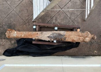 El INAH resguarda e indaga par de cañones de hierro recuperados en salvamento arqueológico de Veracruz