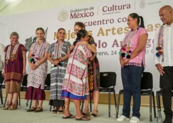 Presidenta Claudia Sheinbaum entrega Créditos a la Palabra a mujeres artesanas de Amuzgo