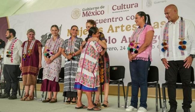 Xochistlahuaca, Guerrero, México. 24 de agosto 2025. La presidenta constitucional de los Estados Unidos Mexicanos, la Doctora Claudia Sheinbaum Pardo en Asamblea con mujeres artesanas. Acompañan a la presidenta: Ariadna Montiel, secretaria de Bienestar; Jesús Antonio Esteva Medina, secretario de Infraestructura, Comunicaciones y Transportes; Carlos Torres Rosas, Coordinador General de Programas para el Bienestar; Adelfo Regino Montes, Director general del Instituto Nacional de los Pueblos Indígenas; Evelyn Salgado Pineda, gobernadora de Guerrero. Foto: Gabriel Monroy /Presidencia