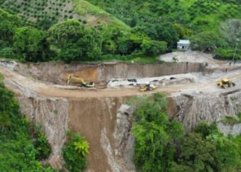 Atiende Gobierno Estatal deslaves en carretera Las Margaritas – Acateno – Tlapacoyan en Hueytamalco