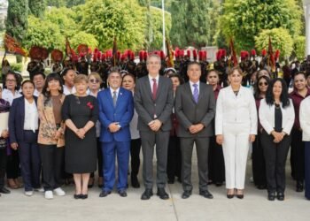 Encabeza Pepe Chedraui entrega de banderas en escuelas, juntas auxiliares e inspectorías