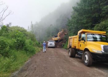 Secretaría de Infraestructura intervine carretera en Naupan bloqueada por derrumbe