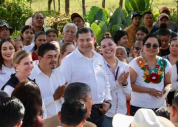 Con módulos de maquinaria se rehabilitan y construyen carreteras en Tenampulco