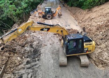 Módulos de maquinaria rehabilitan carreteras y caminos en la Sierra Norte